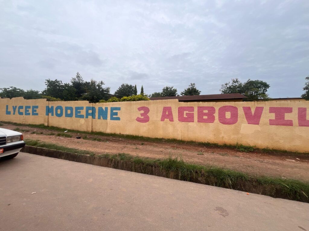 PRÉSENTATION DES OFFRES DE FORMATION DE L’UMECI AUX JOURNÉES CARRIÈRES AU LYCEE MODERNE 3 DE LA DRENA D’AGBOVILLE, LE MERCREDI 30 AVRIL 2025 – photo 1
