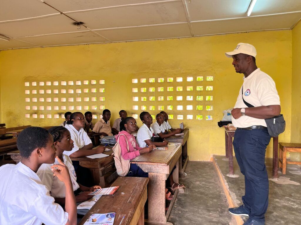 PRÉSENTATION DES OFFRES DE FORMATION DE L’UMECI AUX JOURNÉES CARRIÈRES AU LYCEE MODERNE 3 DE LA DRENA D’AGBOVILLE, LE MERCREDI 30 AVRIL 2025 – photo 5