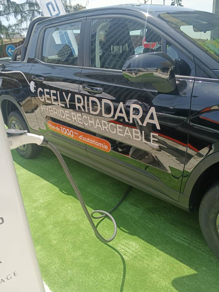 Véhicule rechargeable exposé lors de la Quinzaine de l’environnement et du climat