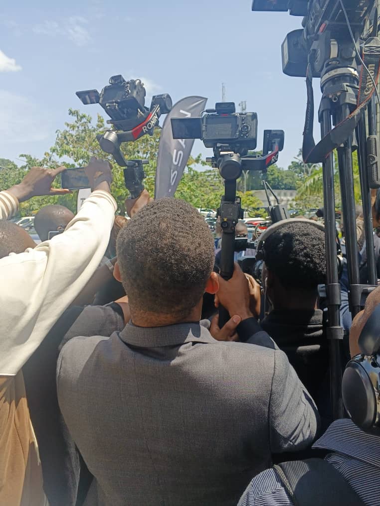 Caméras de la presse lors de la Quinzaine nationale de l’environnement et du climat