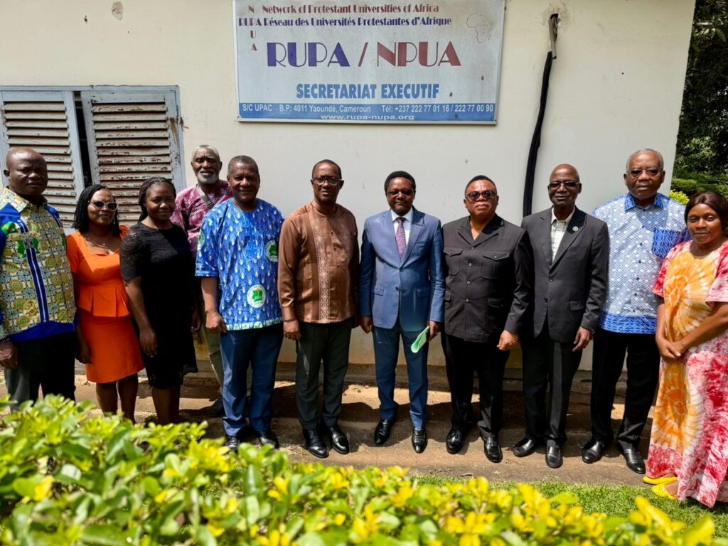 Photo de famille de la délégation EMCI-UMECI devant le Secrétariat exécutif du RUPA