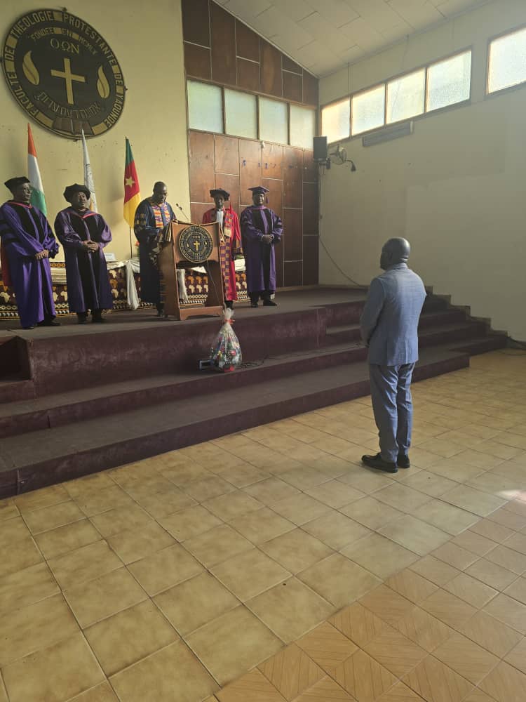 Le candidat devant le jury lors d’une soutenance de thèse de doctorat