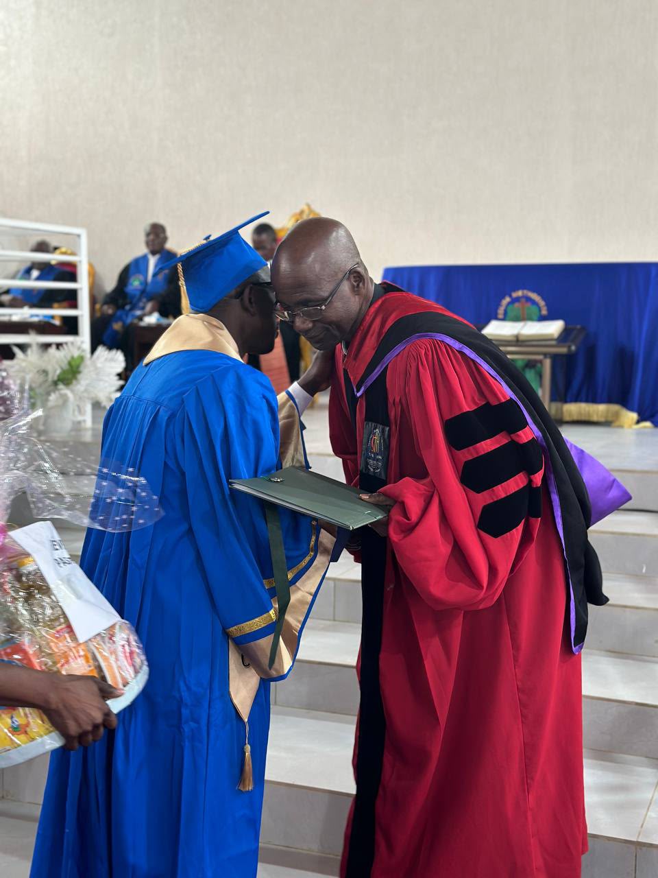 Remise d’un parchemin à un diplômé de l’ISTHA