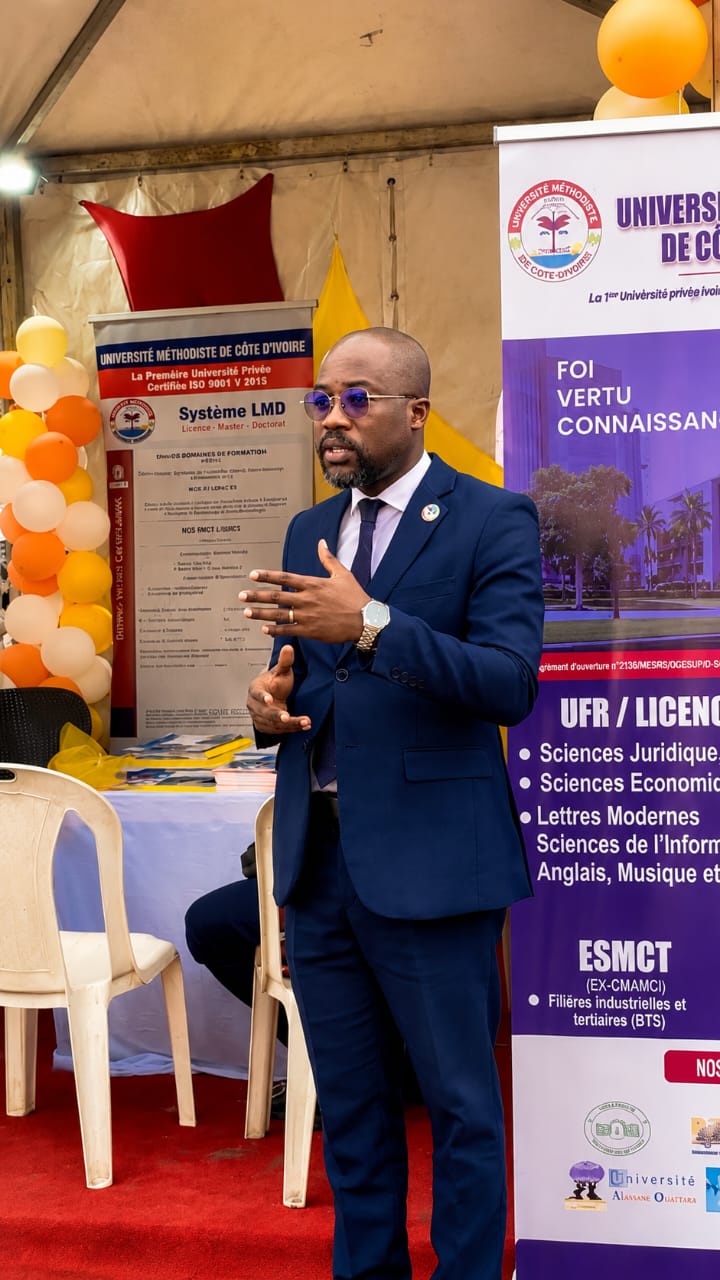 Un membre de l’équipe de l’UMECI présente l’offre de formation