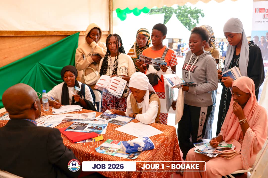 De futurs étudiants s’informent sur le stand de l’UMECI à Bouaké