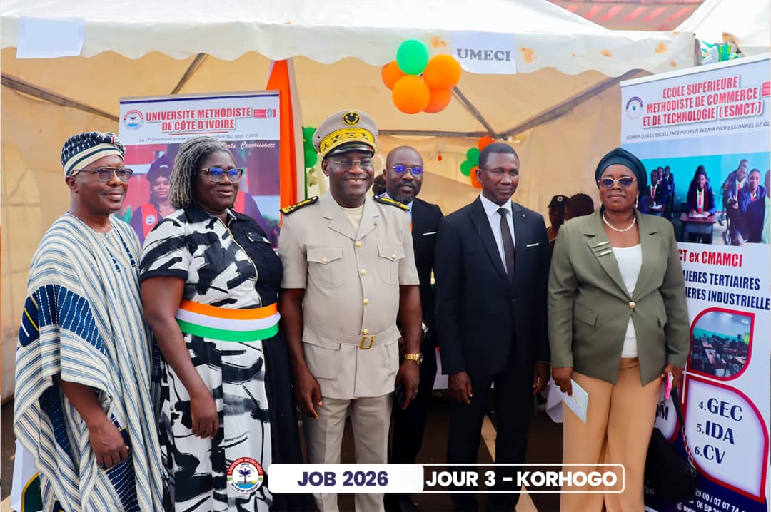 Personnalités devant le stand de l’UMECI à Korhogo