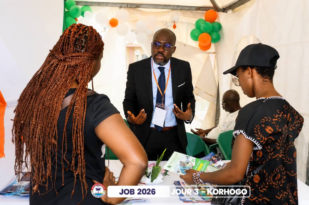 Échanges avec les nouveaux bacheliers sur le stand de l’UMECI à Korhogo