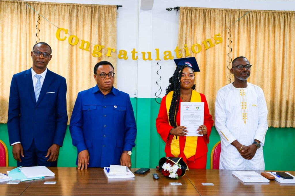 Une diplômée de la première promotion de Master en Lettres modernes et Communication entourée du jury, le 24 juillet 2026