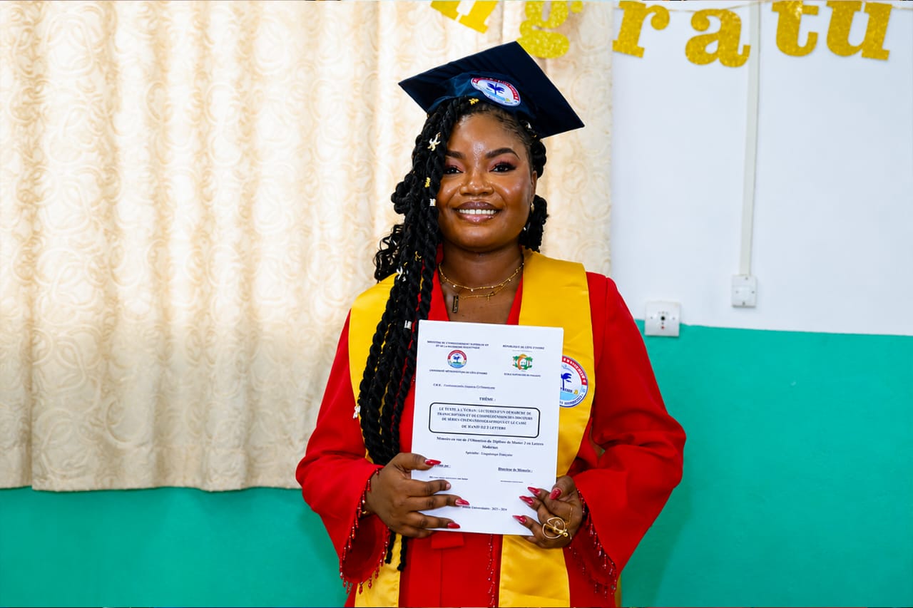 Une nouvelle diplômée de Master présente son attestation