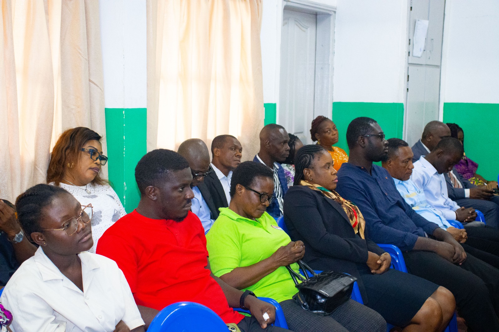 Le personnel administratif attentif au discours d’orientation
