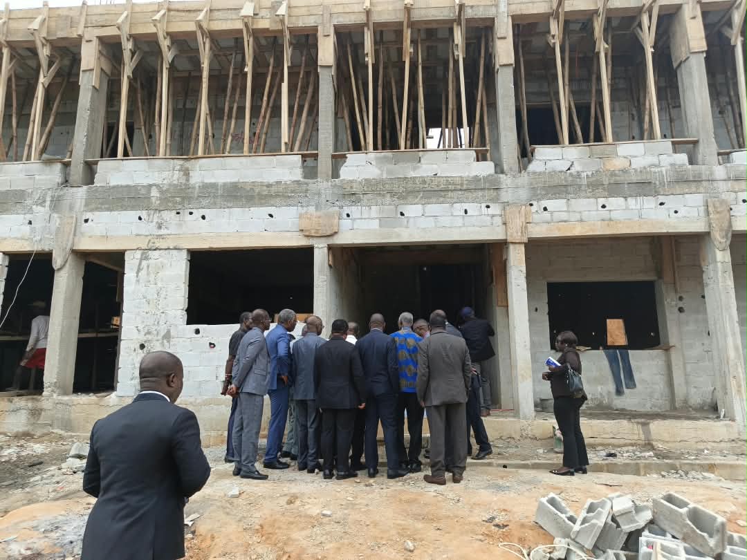 Le Bishop Séraphin Anoh Moudé visite le chantier du bâtiment R+2 de l’ISTHA