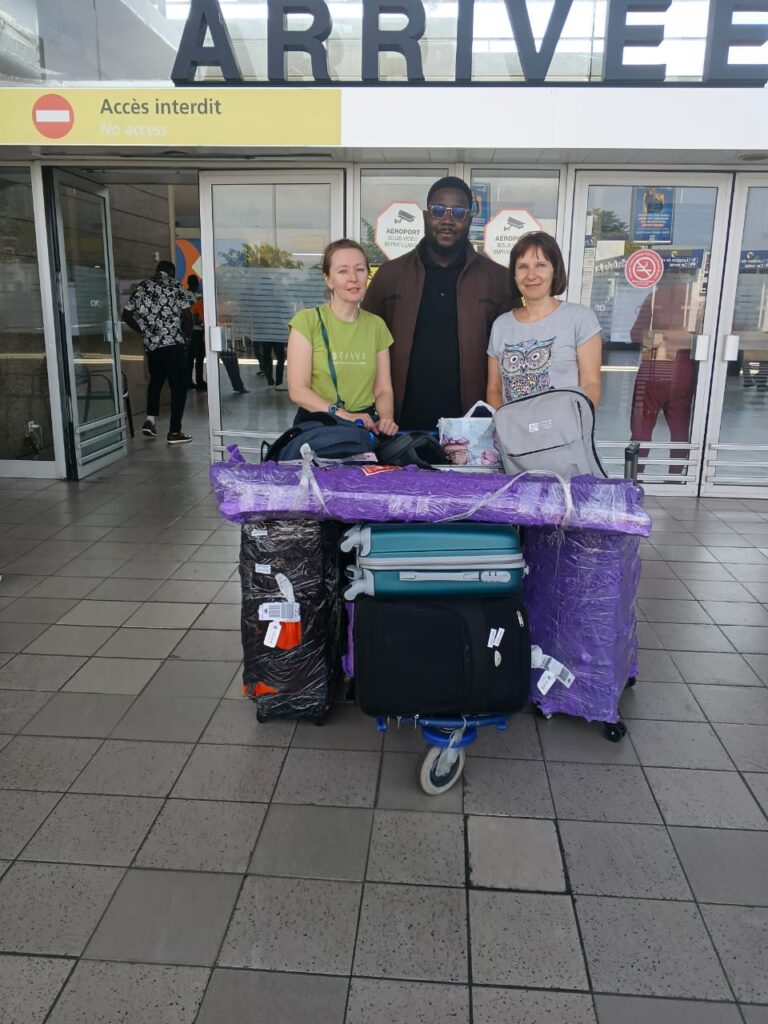 Accueil des enseignantes russes à l’aéroport international Félix-Houphouët-Boigny, le 5 octobre 2026