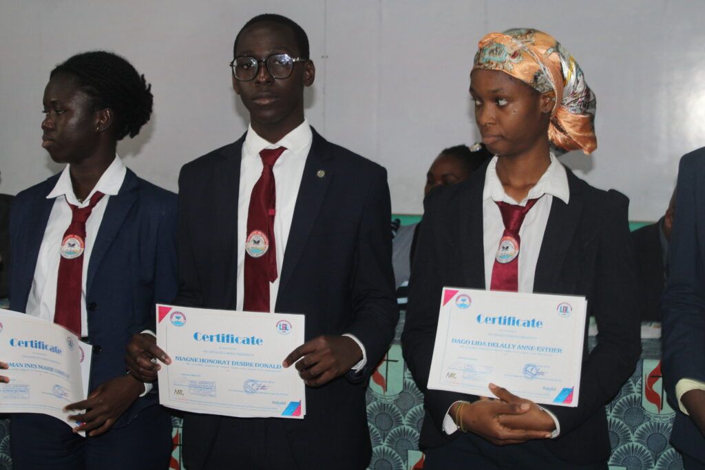CÉRÉMONIE DE REMISE DE CERTIFICATS A 1 DES COURS INTENSIFS D’ANGLAIS Le mardi 15 octobre 2024 – photo 73