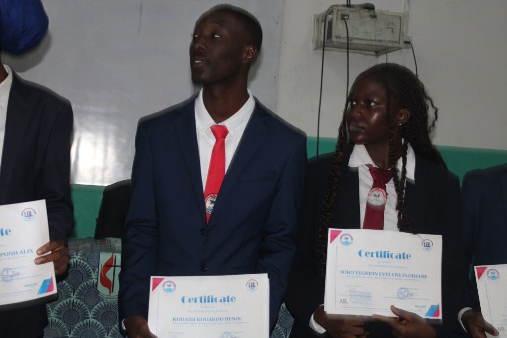 CÉRÉMONIE DE REMISE DE CERTIFICATS A 1 DES COURS INTENSIFS D’ANGLAIS Le mardi 15 octobre 2024 – photo 80