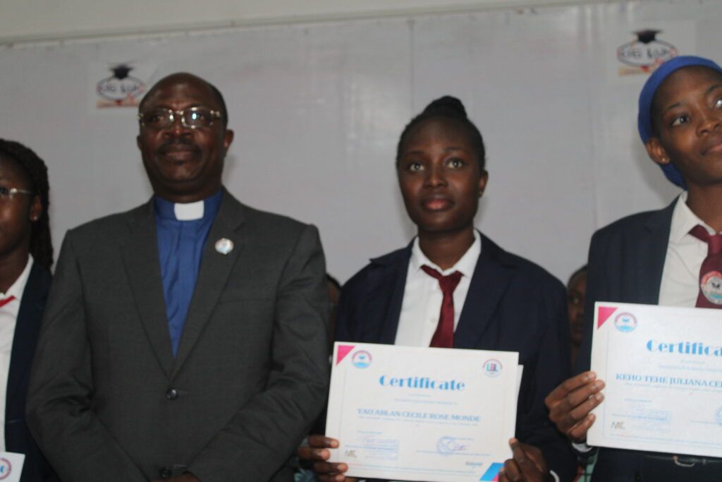 CÉRÉMONIE DE REMISE DE CERTIFICATS A 1 DES COURS INTENSIFS D’ANGLAIS Le mardi 15 octobre 2024 – photo 81