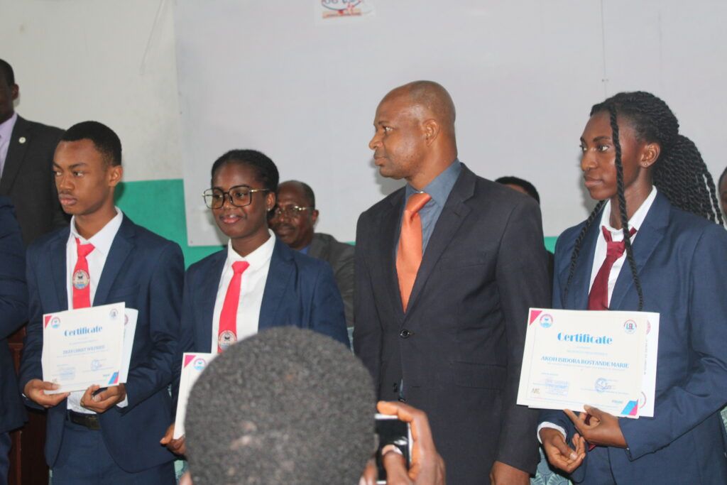CÉRÉMONIE DE REMISE DE CERTIFICATS A 1 DES COURS INTENSIFS D’ANGLAIS Le mardi 15 octobre 2024 – photo 85