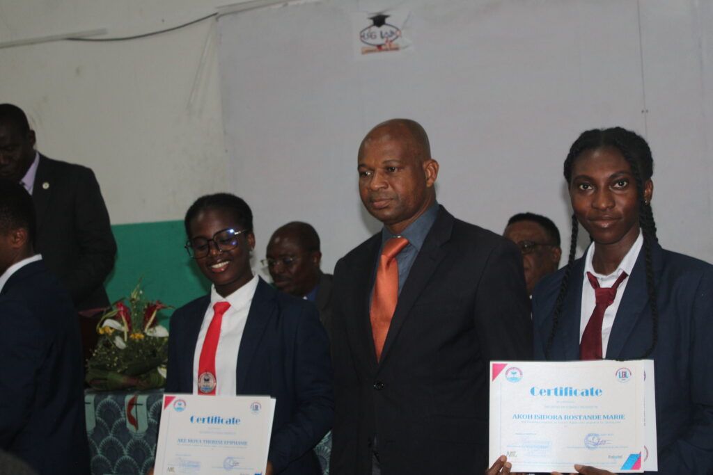 CÉRÉMONIE DE REMISE DE CERTIFICATS A 1 DES COURS INTENSIFS D’ANGLAIS Le mardi 15 octobre 2024 – photo 86