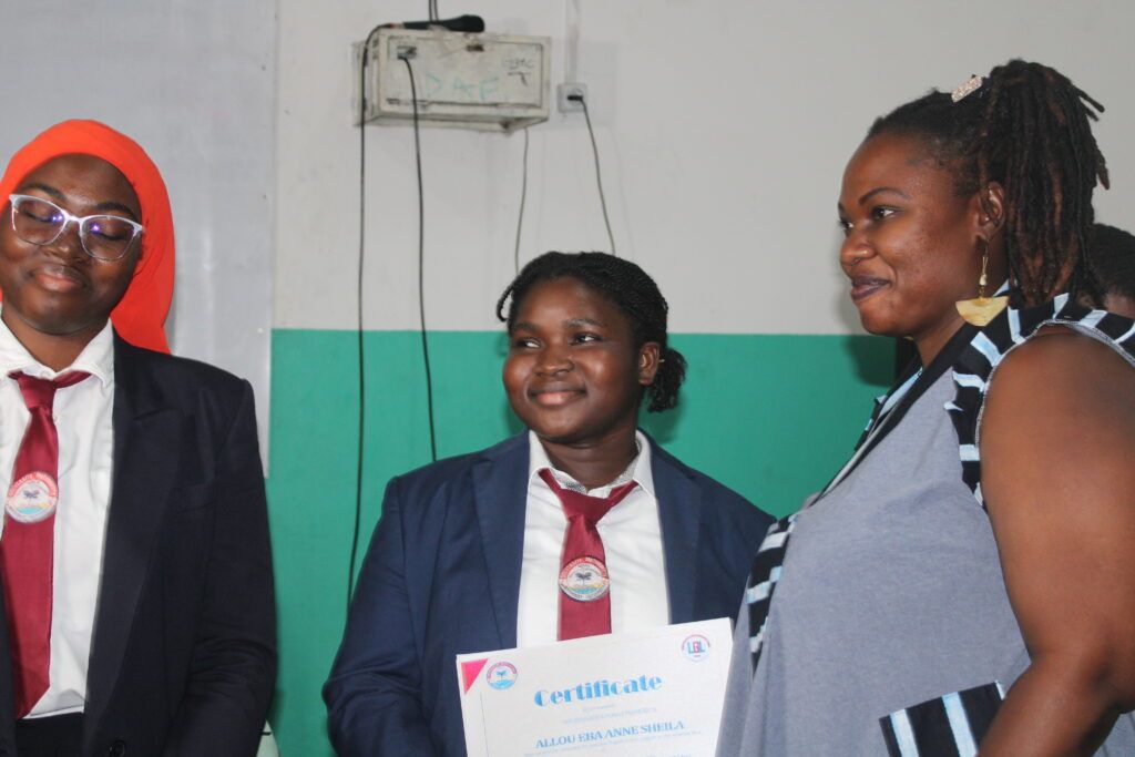 CÉRÉMONIE DE REMISE DE CERTIFICATS A 1 DES COURS INTENSIFS D’ANGLAIS Le mardi 15 octobre 2024 – photo 89