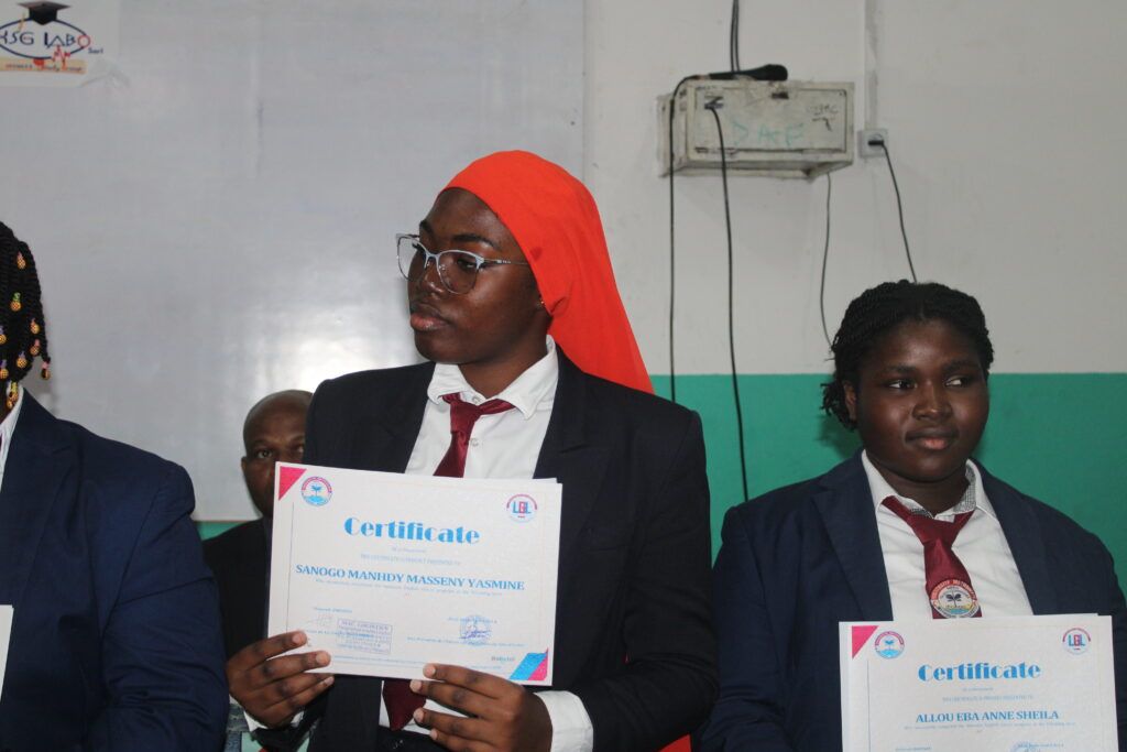 CÉRÉMONIE DE REMISE DE CERTIFICATS A 1 DES COURS INTENSIFS D’ANGLAIS Le mardi 15 octobre 2024 – photo 90
