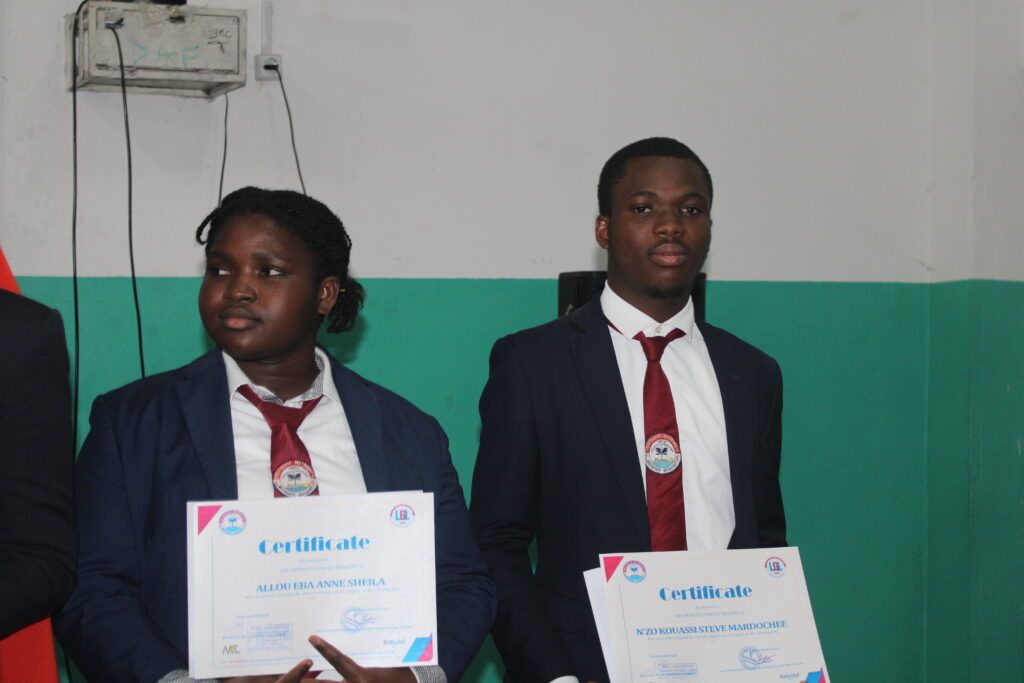 CÉRÉMONIE DE REMISE DE CERTIFICATS A 1 DES COURS INTENSIFS D’ANGLAIS Le mardi 15 octobre 2024 – photo 91