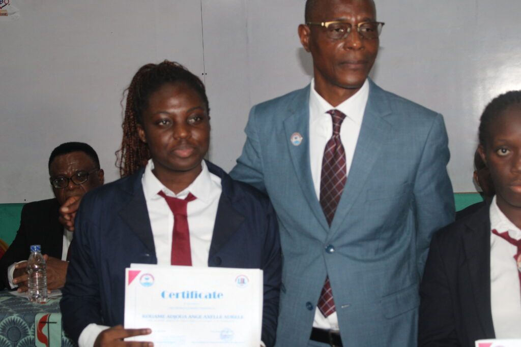 CÉRÉMONIE DE REMISE DE CERTIFICATS A 1 DES COURS INTENSIFS D’ANGLAIS Le mardi 15 octobre 2024 – photo 92