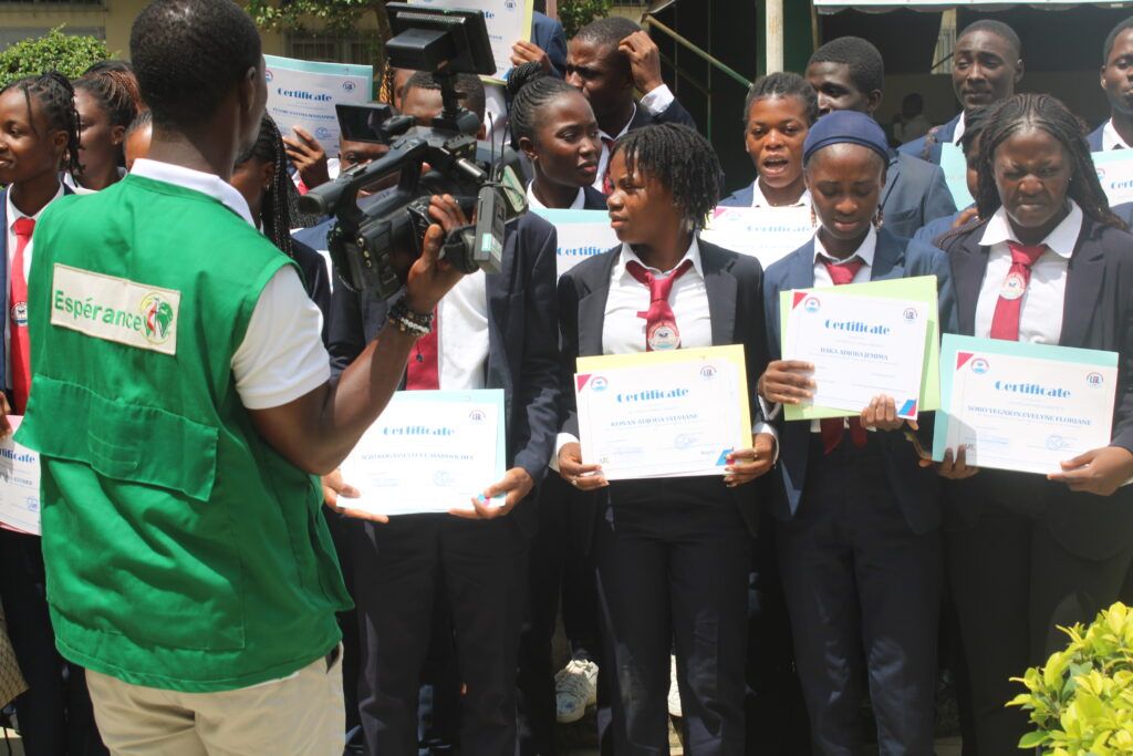 CÉRÉMONIE DE REMISE DE CERTIFICATS A 1 DES COURS INTENSIFS D’ANGLAIS Le mardi 15 octobre 2024 – photo 93