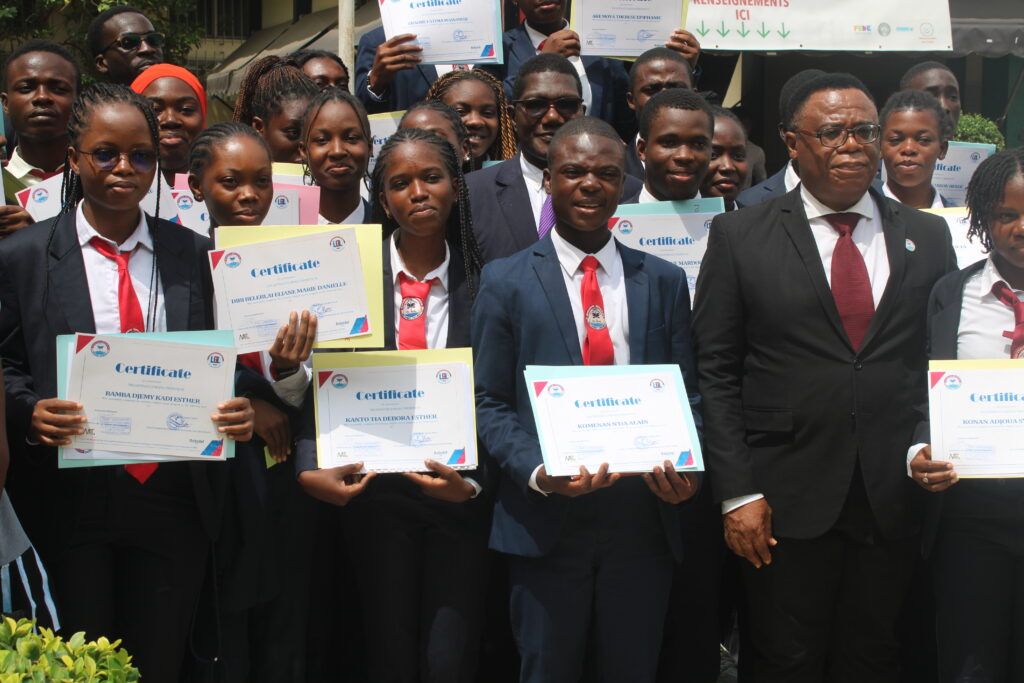 CÉRÉMONIE DE REMISE DE CERTIFICATS A 1 DES COURS INTENSIFS D’ANGLAIS Le mardi 15 octobre 2024 – photo 95