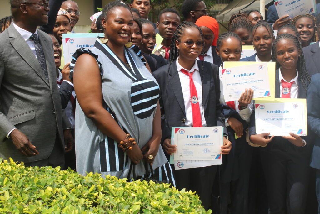 CÉRÉMONIE DE REMISE DE CERTIFICATS A 1 DES COURS INTENSIFS D’ANGLAIS Le mardi 15 octobre 2024 – photo 96