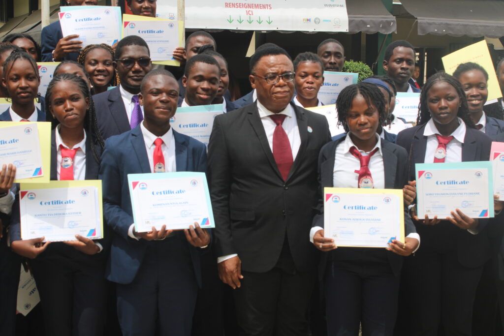 CÉRÉMONIE DE REMISE DE CERTIFICATS A 1 DES COURS INTENSIFS D’ANGLAIS Le mardi 15 octobre 2024 – photo 97