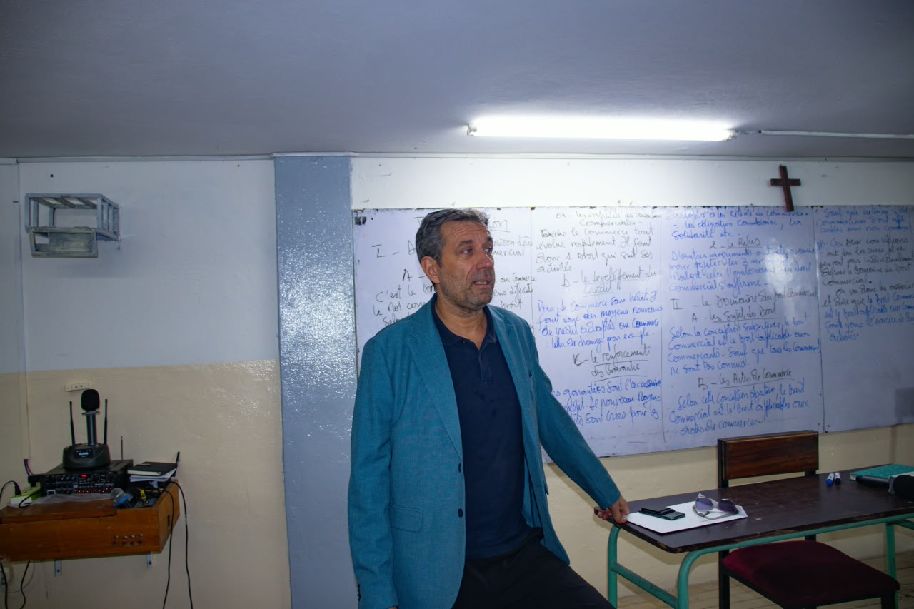M. Patrick Barberet présente la FEDE aux étudiants dans une salle de cours de l’UMECI
