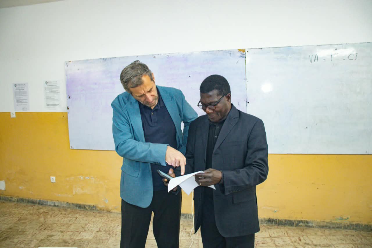 M. Patrick Barberet consulte un document avec un responsable de l’UMECI